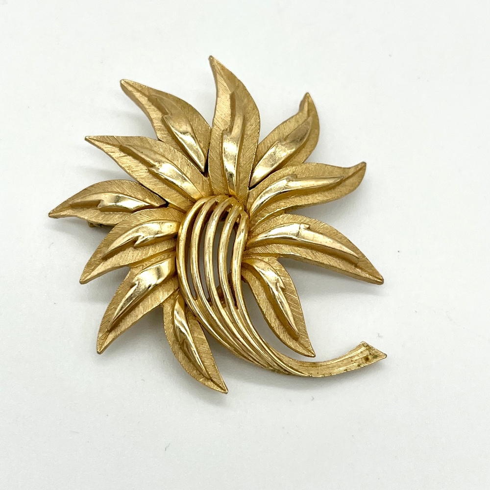 Trifari Gold Tone Flower Brooch Pin Vintage Textured Petal Floral‎ Statement